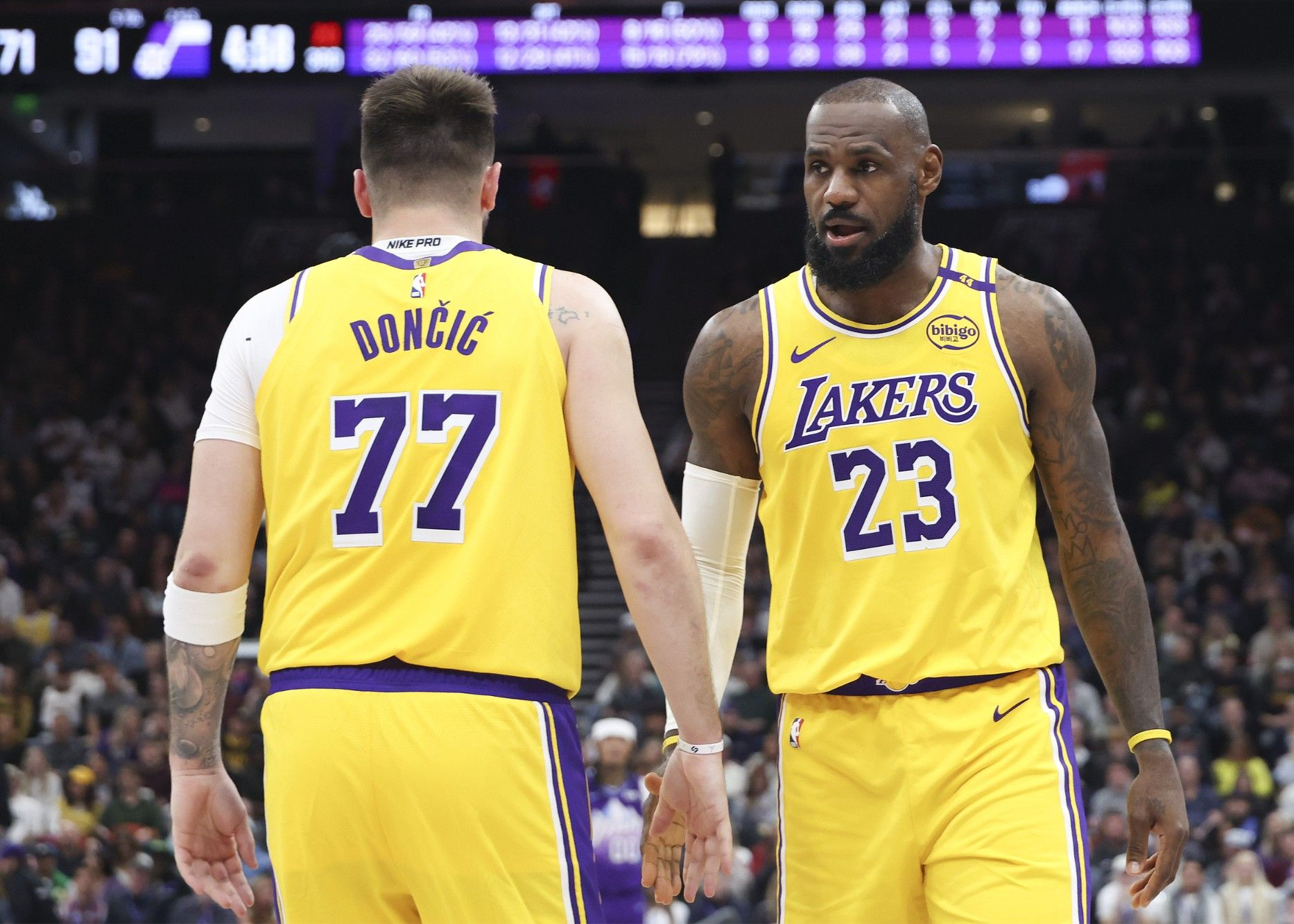 开云体育官网-湖人击败老鹰，詹姆斯季后赛级表现