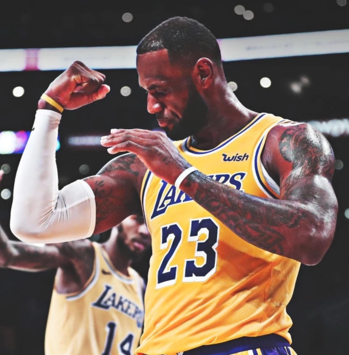 开云体育官网-湖人击败老鹰，詹姆斯季后赛级表现